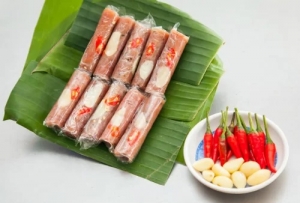 Không ai rõ nghề làm nem chua xuất hiện ở Thanh Hóa khi nào, chỉ biết từ những năm 70 của thế kỷ trước, vùng đất này đã có 4-5 cơ sở sản xuất và kinh doanh nem chua