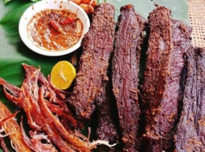 Thịt lợn gác bếp là gì