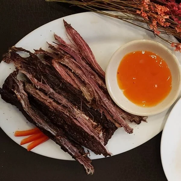 Thịt lợn gác bếp chấm tương ớt